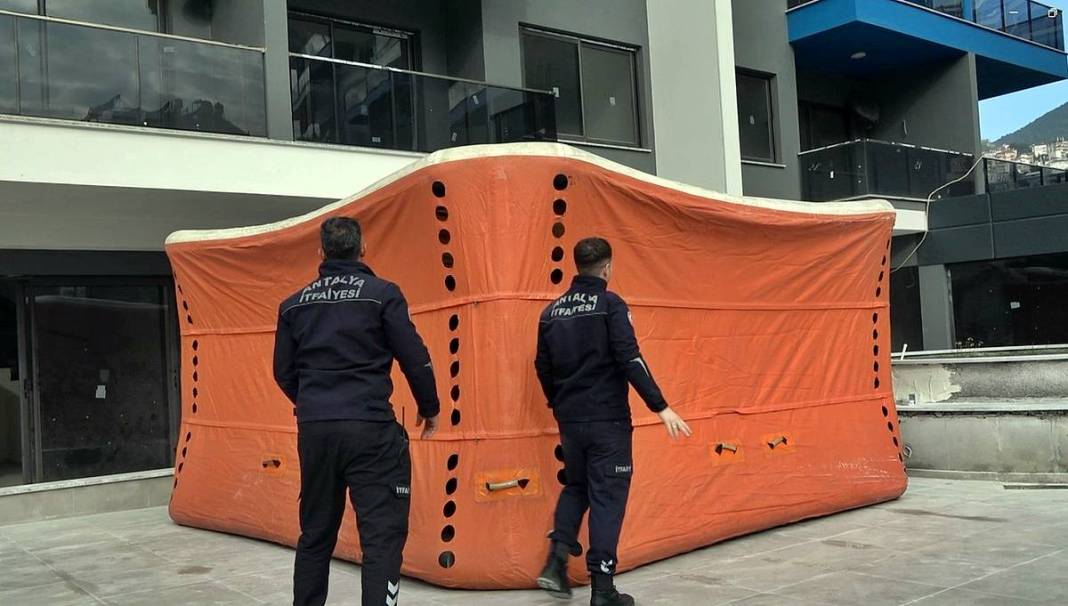 Evlerin çatısına çıkıp 'İntihar ediyorum' şovu yapmayı hobi edinmiş! Bakın kaçıncı kez intihara teşebbüs etti... 7